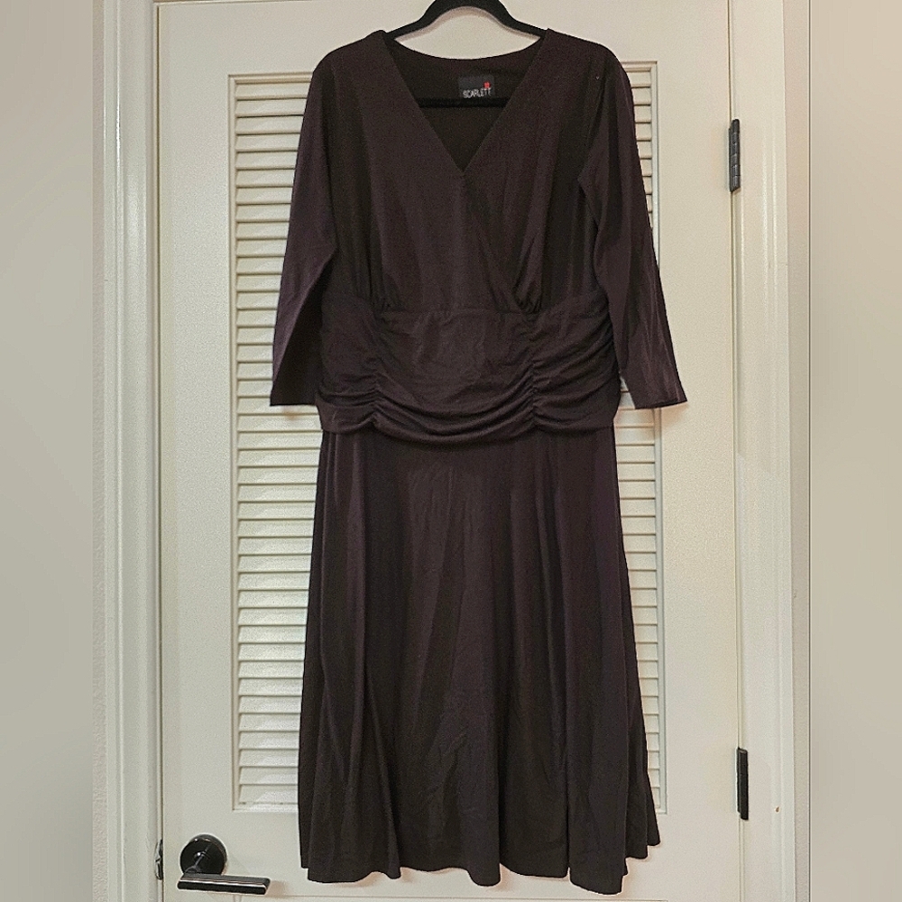 Scarlett - Brown V-Neck ¾ Sleeve Dress - Picture 2 of 5